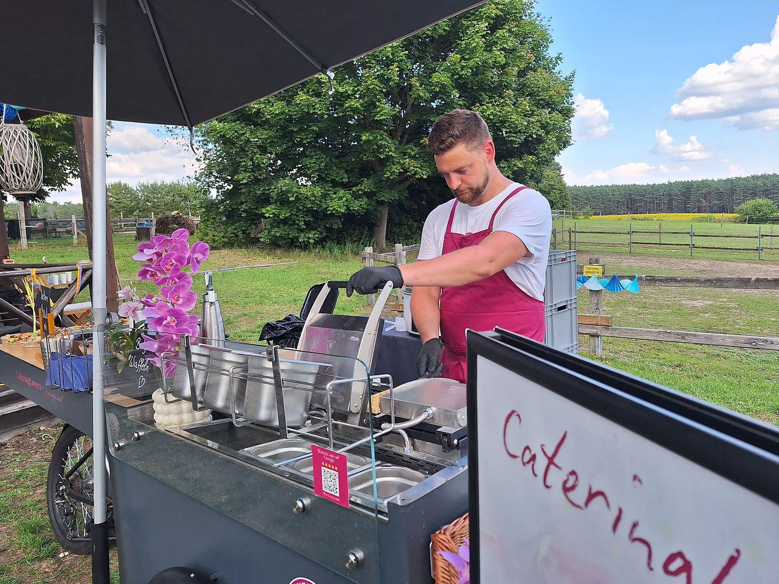 CateringLovers-Koch am HappyBike auf einer Wiese beim Sommerfest