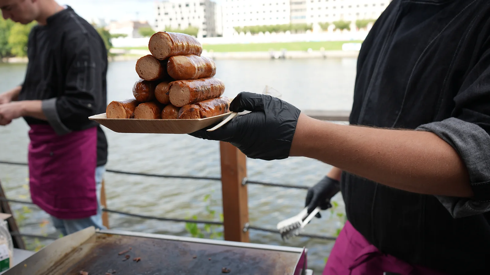 CateringLovers-Crew in pinken Schürzen beim Sommerfest im Freien