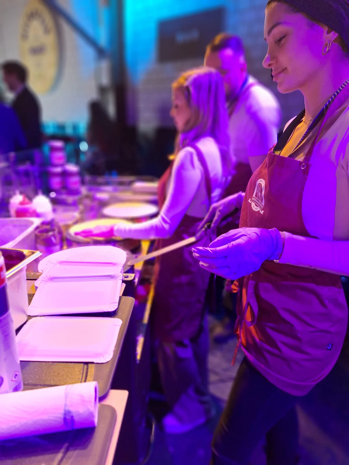 CateringLovers-Crew bereitet Leckereien unter Eventlicht zu