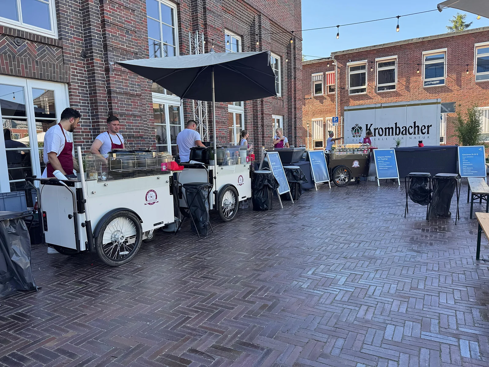 HappyBikes im Einsatz vor einem Firmengebäude auf Roadshow-Station