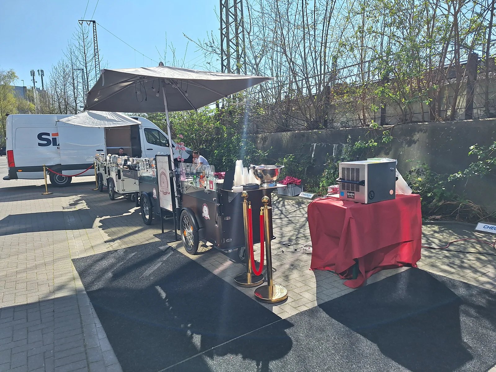 Aufbau der Live-Cooking-Station vor der Event-Location