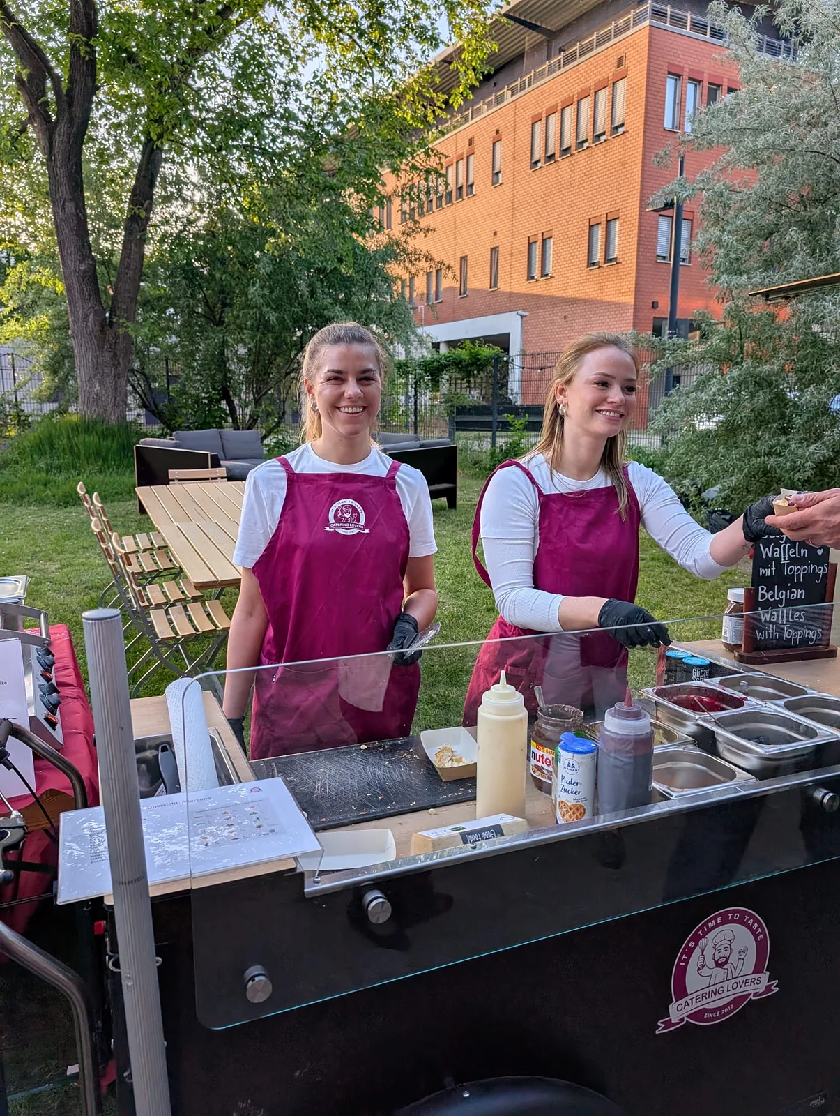 CateringLovers-Gastgeberinnen bereiten Leckereien an der Station zu