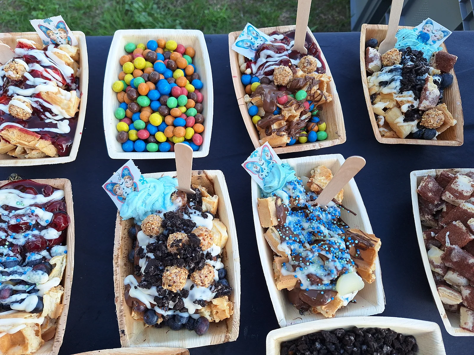 Bunt belegte Waffel-Bowls frisch angerichtet
