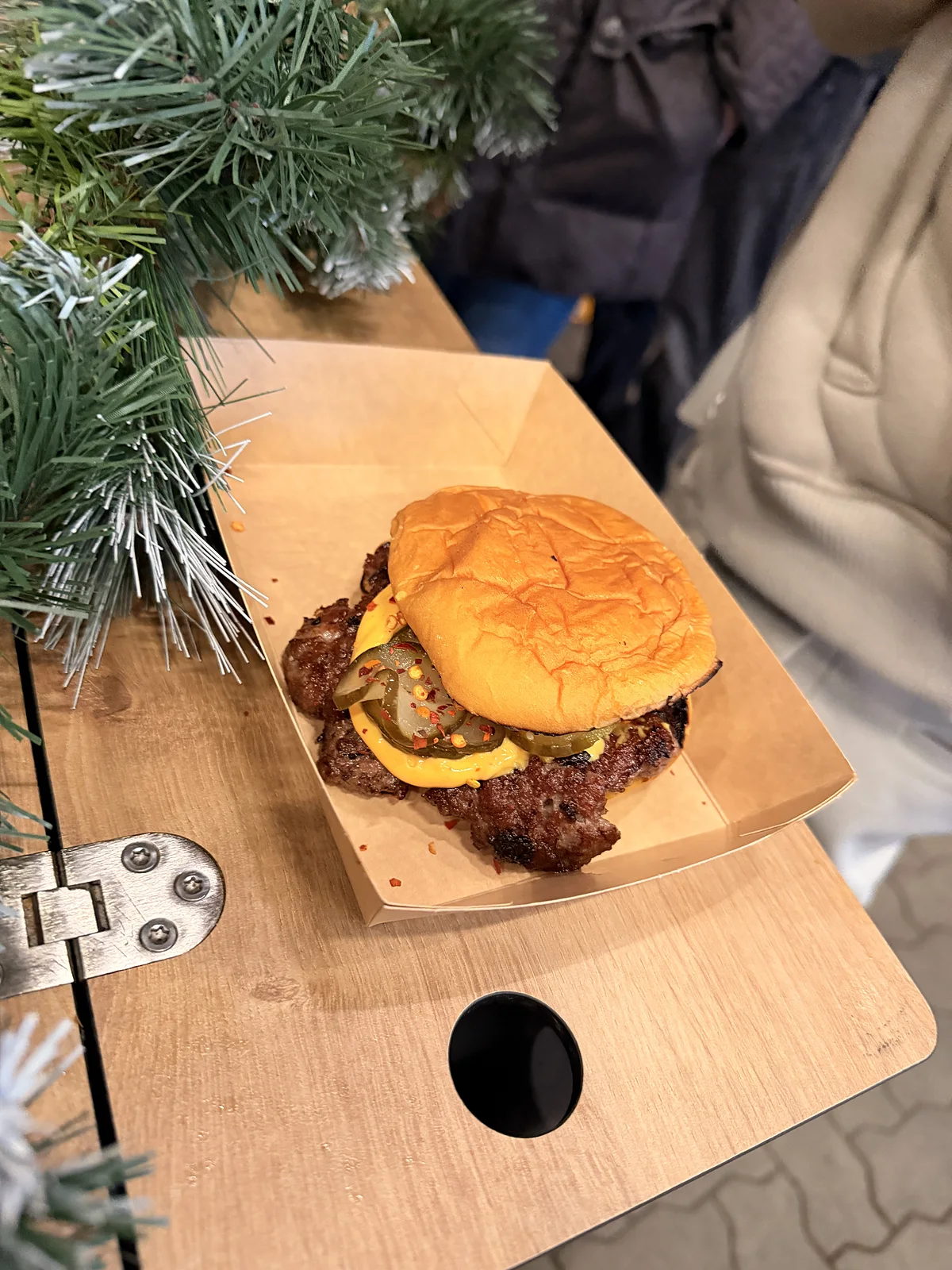 Frisch gegrillter Burger wird an der Station angerichtet