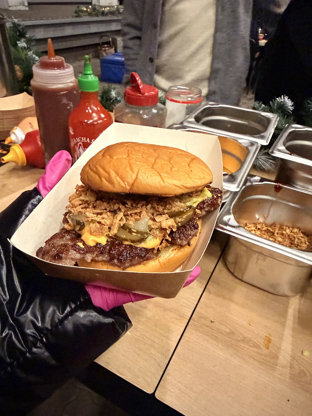 Saftiger Burger frisch von der Live-Cooking-Station