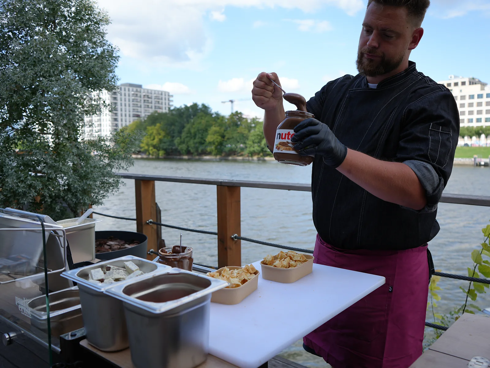 CateringLovers-Koch richtet Waffel-Sticks mit Nutella an der Station am Wasser an