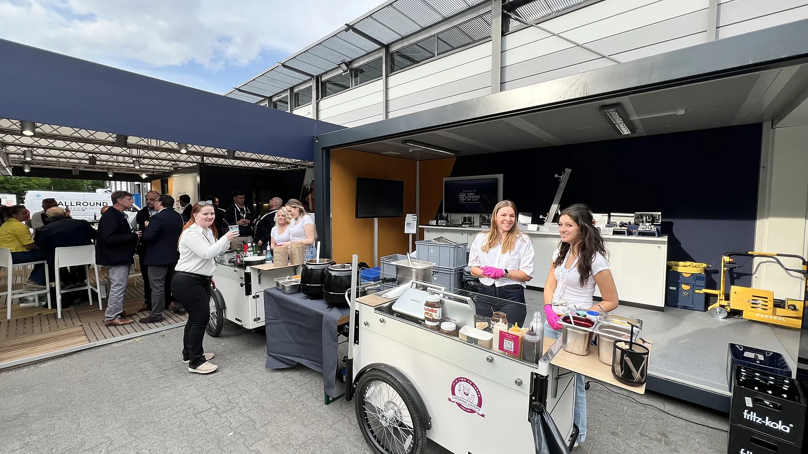Live-Cooking-Stationen auf einer Firmenterrasse