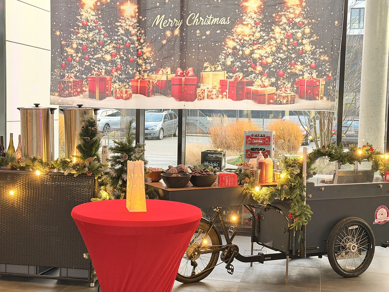 HappyBikes mit Weihnachtsdeko in einer Firmenlobby