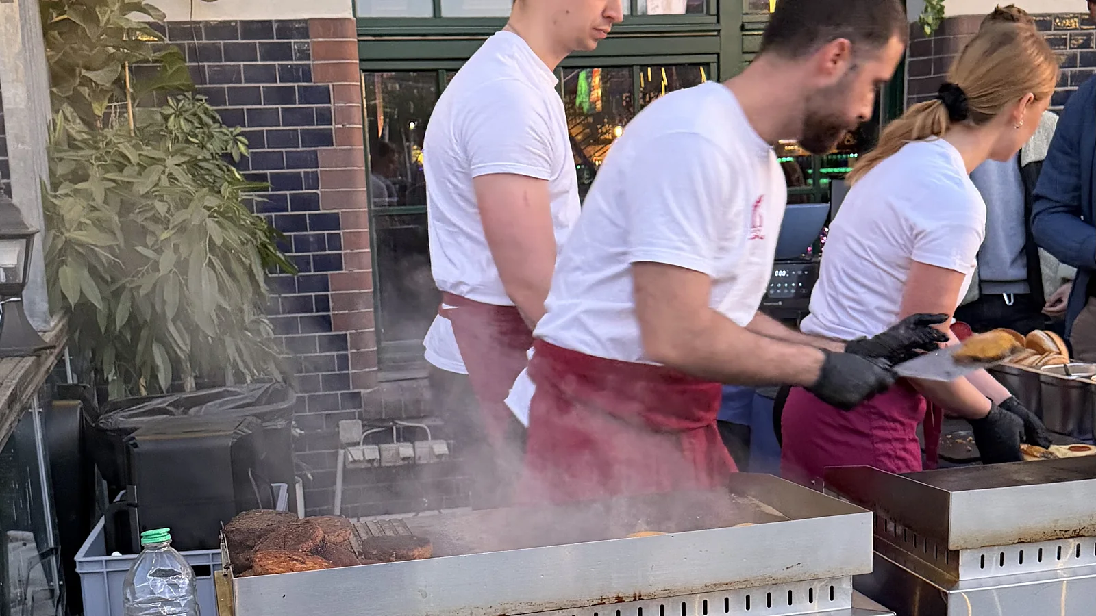 Abend an der Spree: die Crew am dampfenden Griddle