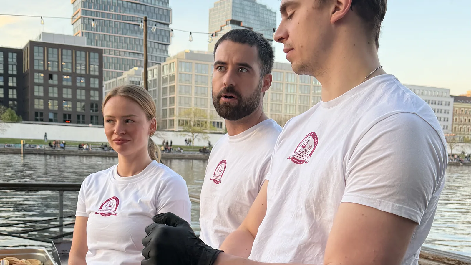 Crew an der Burger-Station in der goldenen Stunde am Wasser