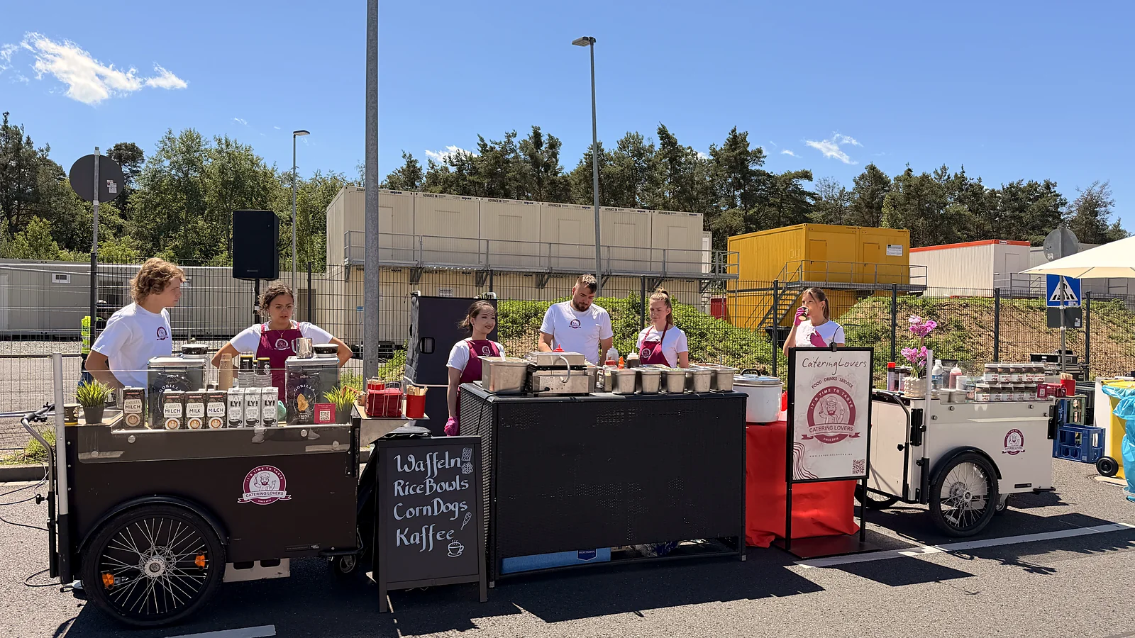 HappyBike mit Kreidetafel-Karte auf dem Firmengelände: Waffeln, Rice Bowls, CornDogs und Kaffee