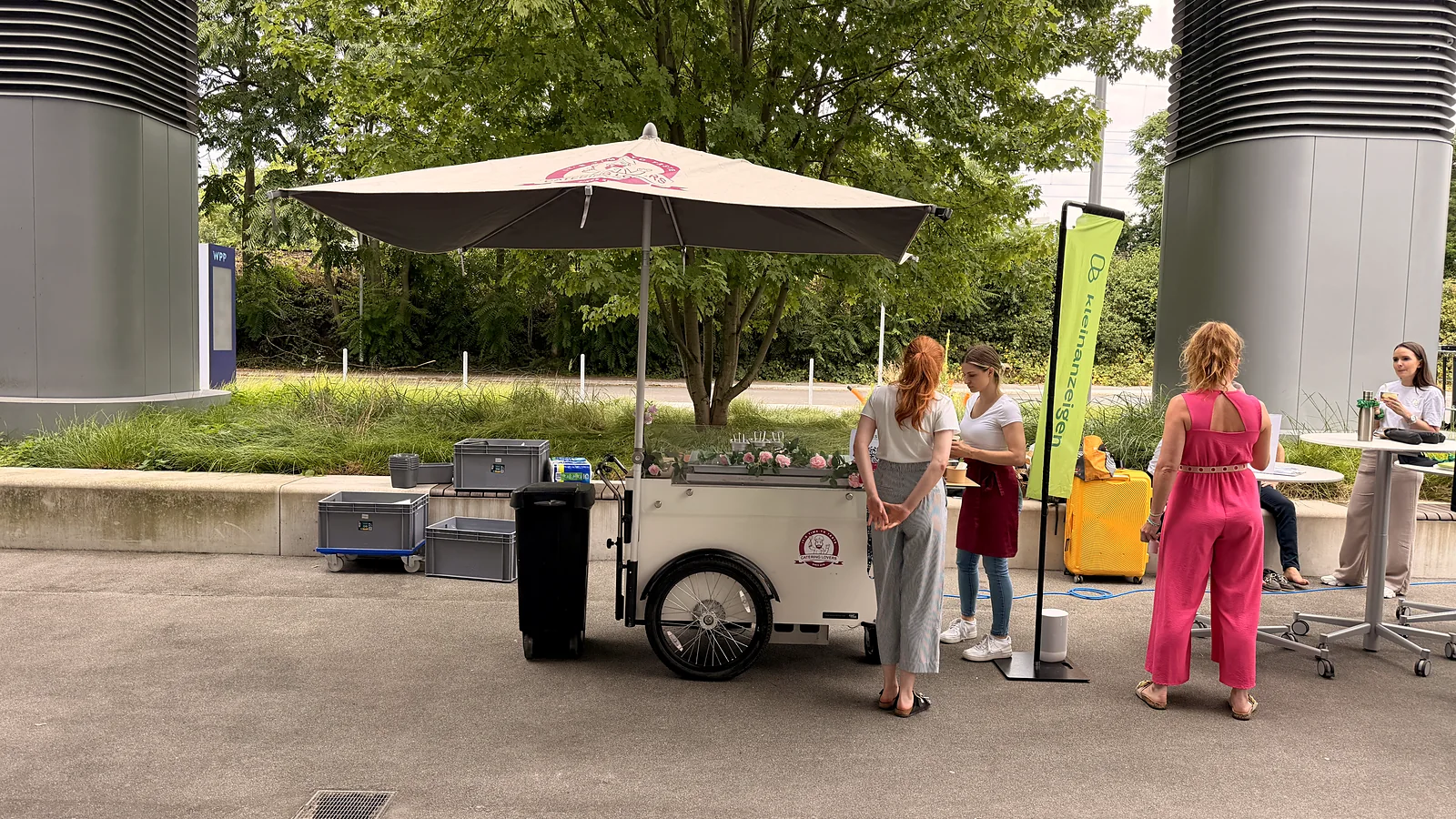 HappyBike-Station vor dem Firmengebäude, Gäste im Gespräch