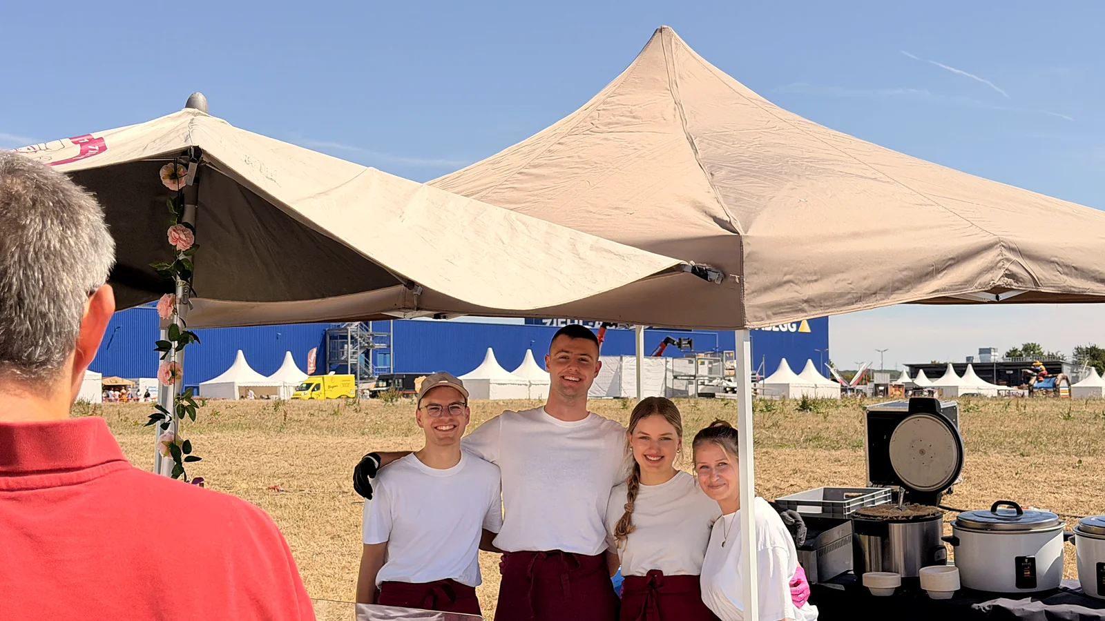 CateringLovers-Crew am HappyBike unter dem Pavillon beim Firmenevent