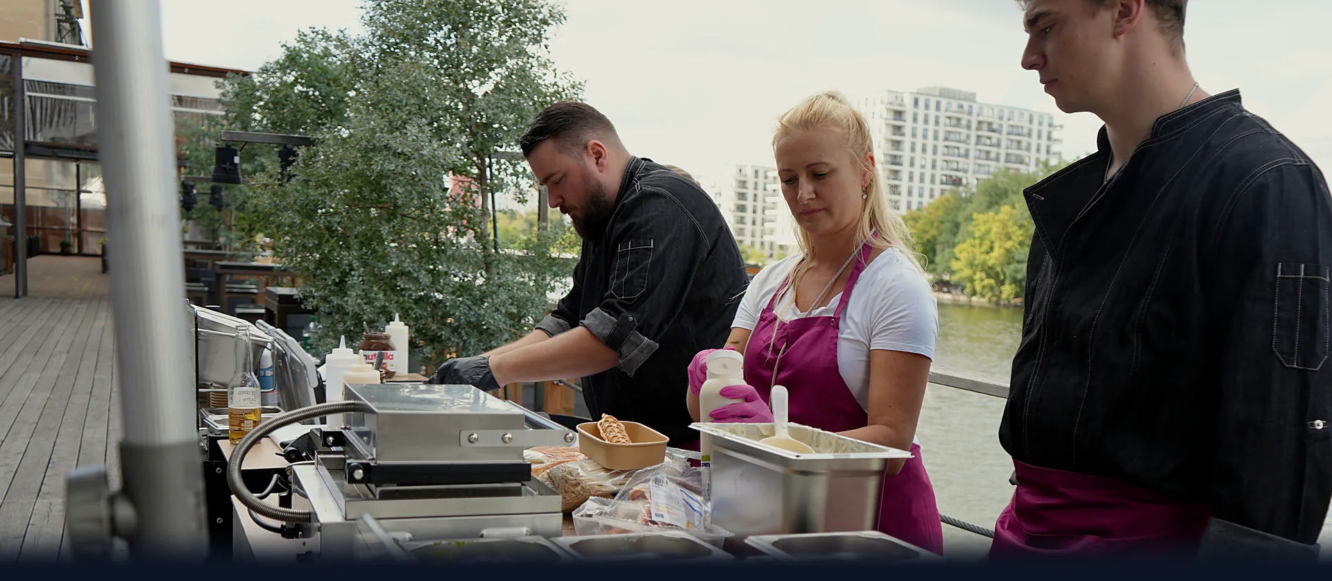 Crew von CateringLovers bereitet an einer Live-Cooking-Station Waffeln und Toppings für die Gäste vor