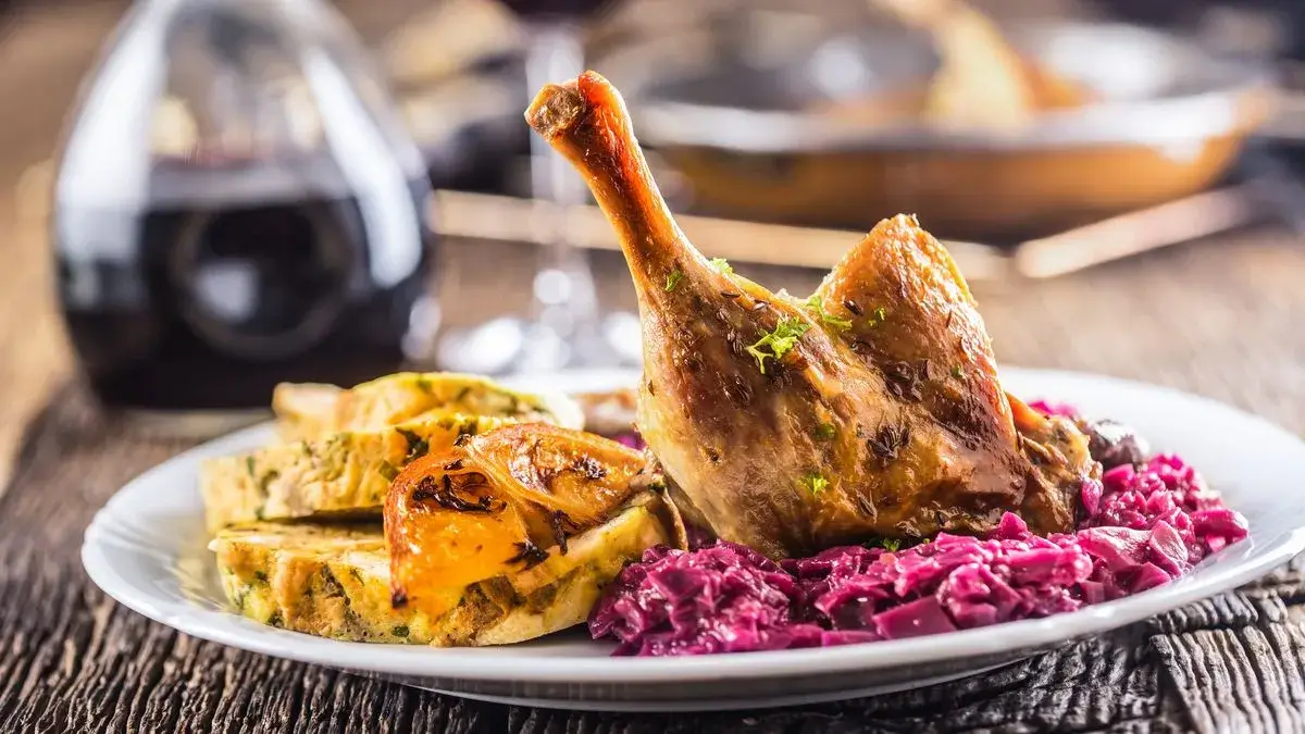 Fotka husy na taliry s knedliky a zelim