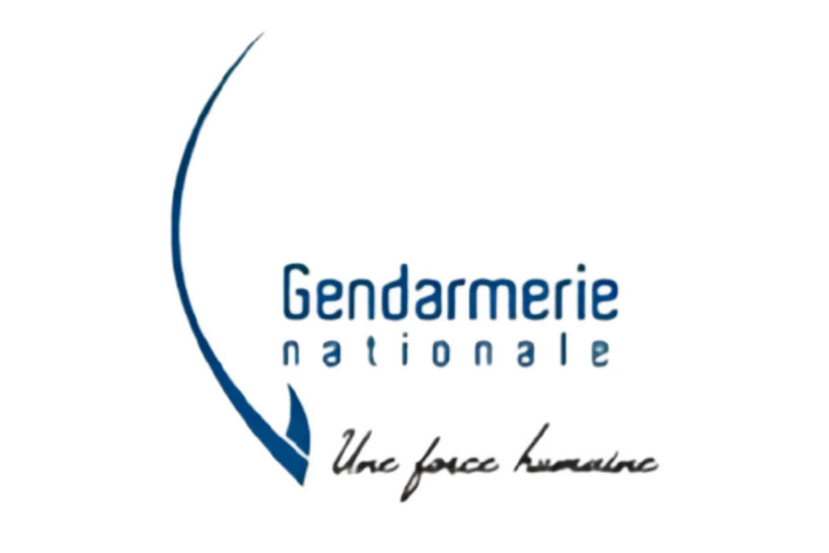 Logo della Gendarmerie Nationale con slogan Une force humaine in corsivo.