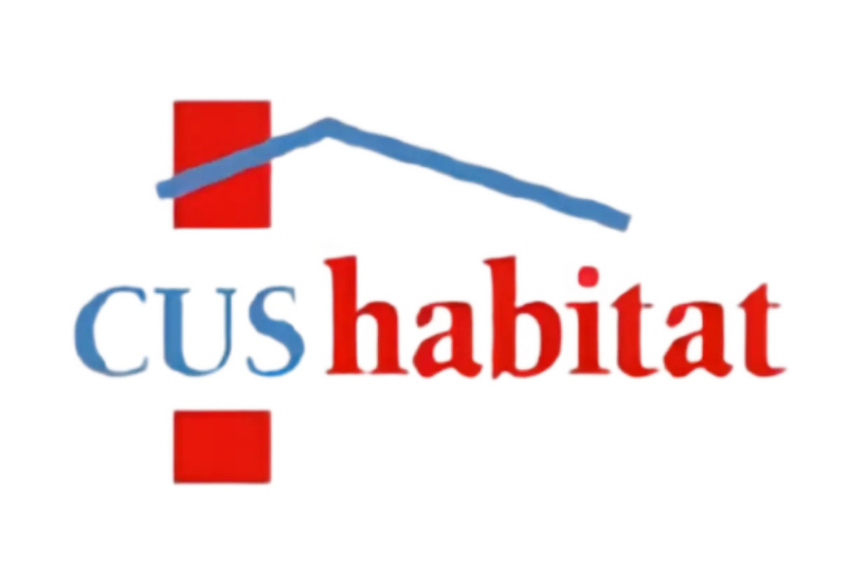 Logo di CUS Habitat con tetto blu sopra le lettere rosse e blu.