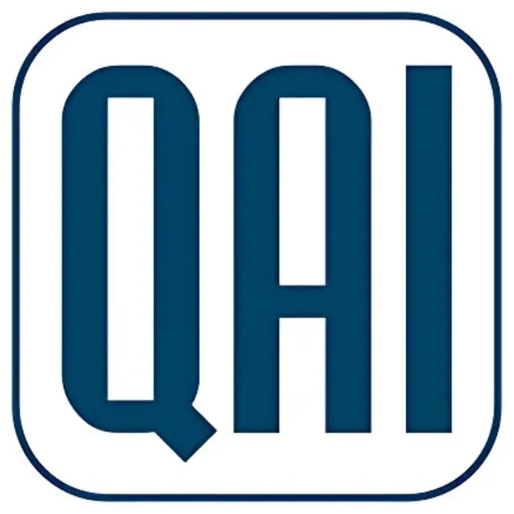 Logo QAI con lettere blu scure su sfondo bianco con bordi arrotondati.