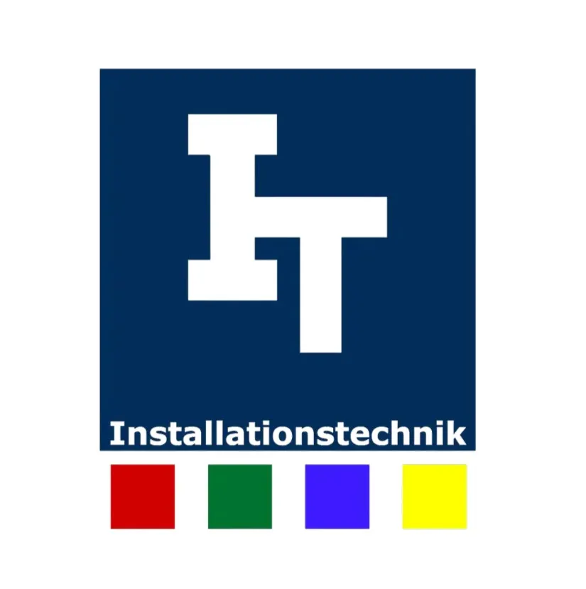 Logo con le lettere bianche IT su sfondo blu scuro e la parola Installationstechnik sotto, con quattro quadrati colorati rosso, verde, blu e giallo.
