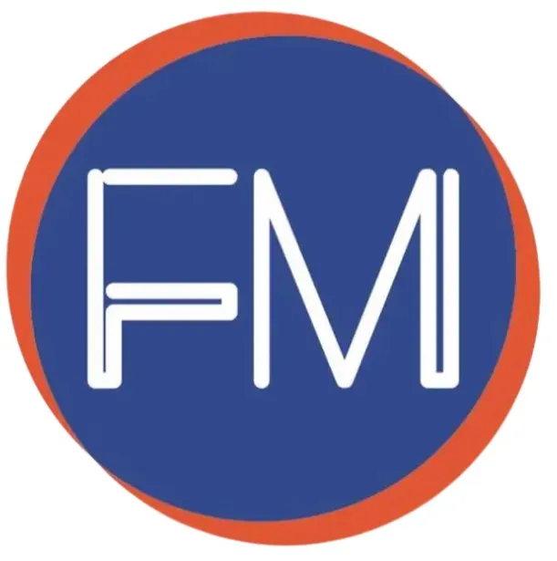 Logo con le lettere FM bianche su sfondo blu cerchiato da un bordo arancione.