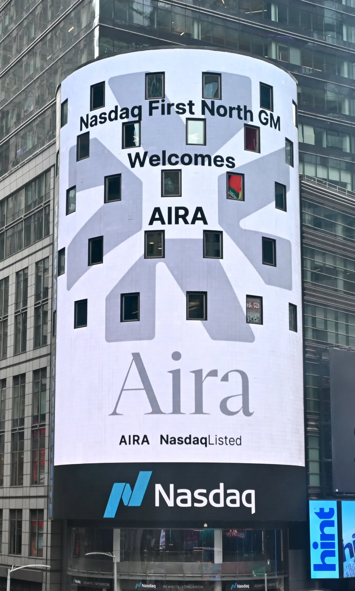Aira på Nasdaq-skärmen på Times Square