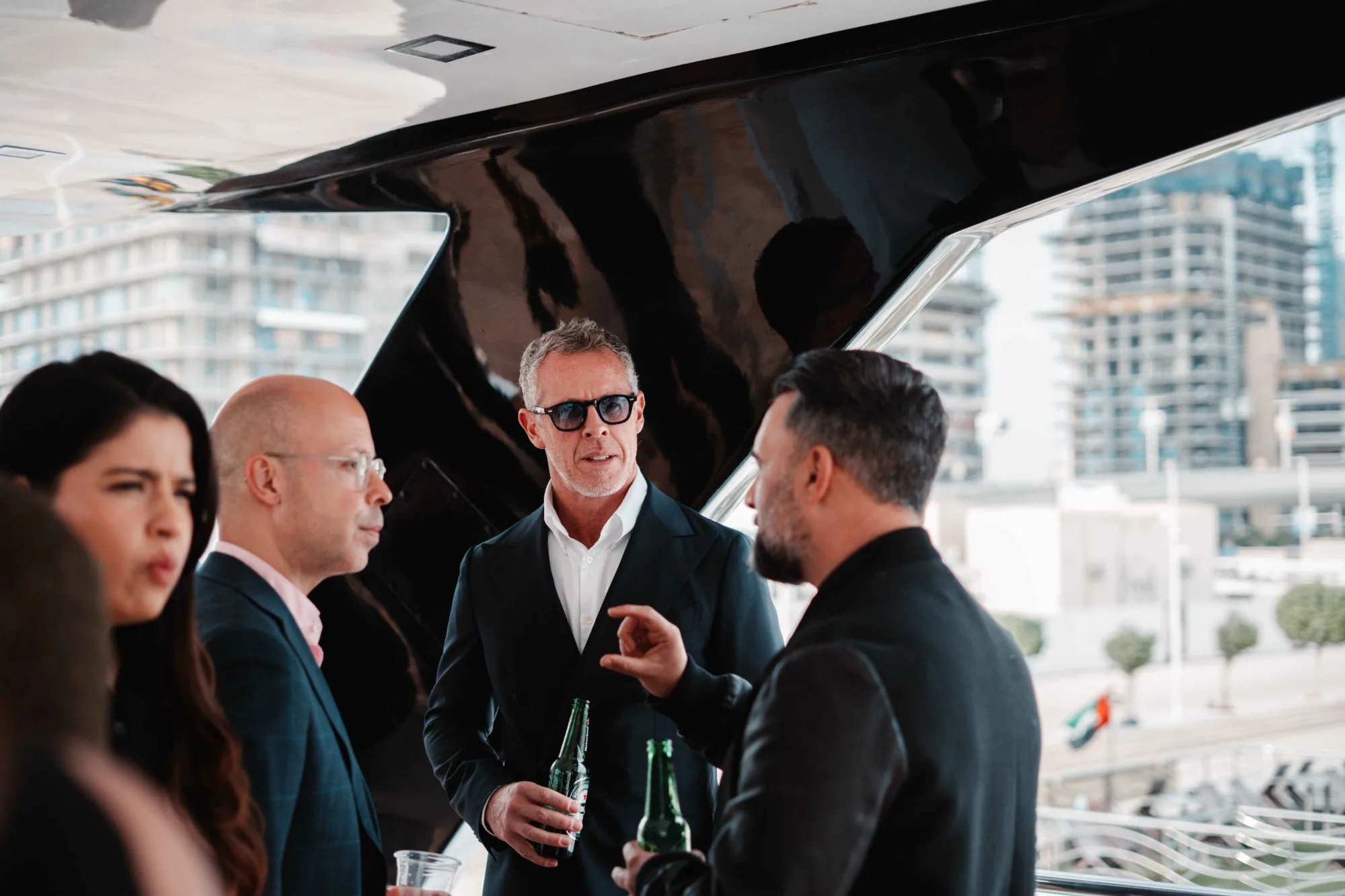 Samtal på yachten i Dubai