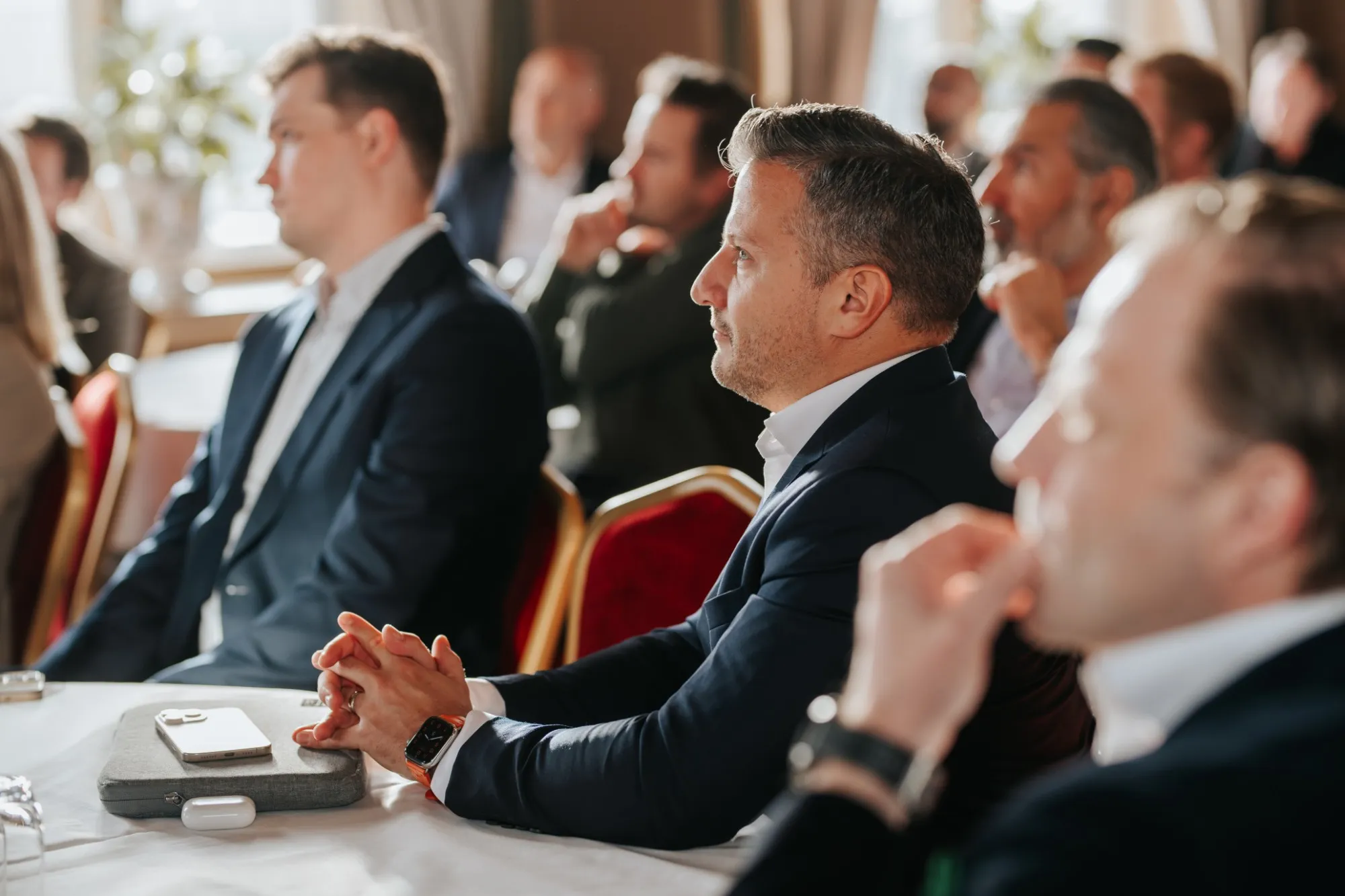 Gäster lyssnar på en keynote