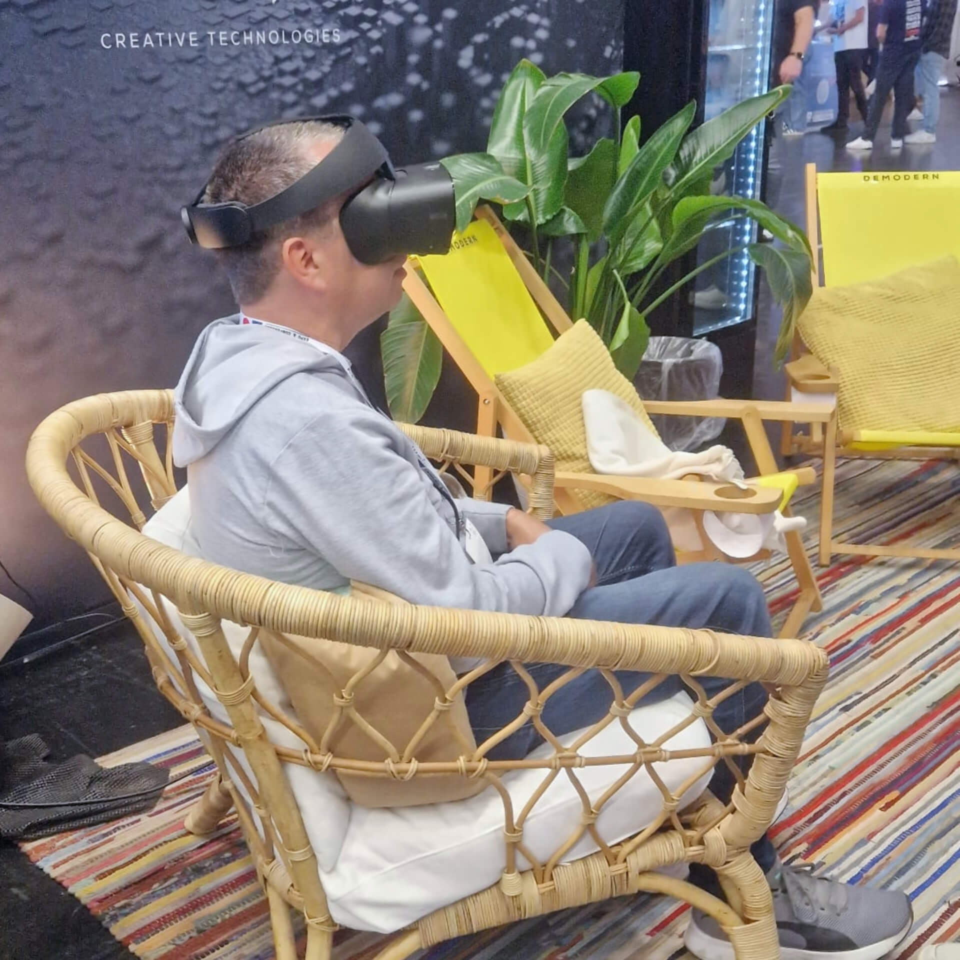 Tibor testet VR Brille aus.
