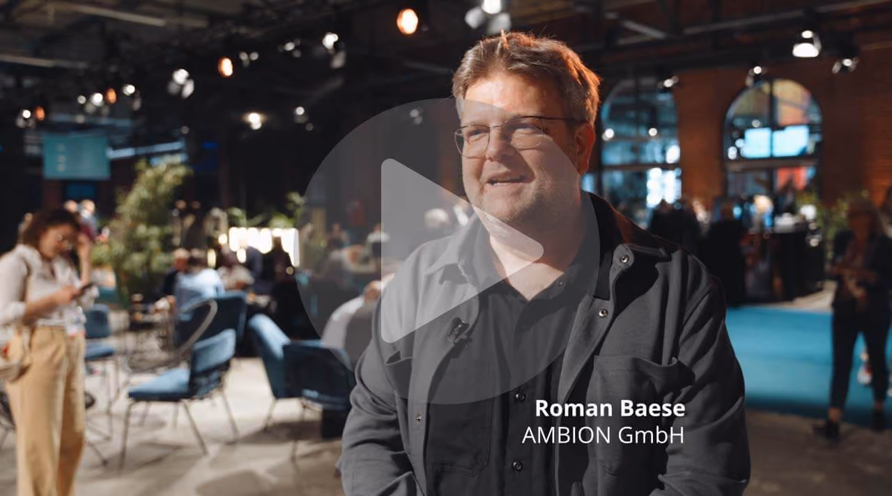 Roman Baese, von AMBION, spricht im Testimonial-Video über die Zusammenarbeit mit Devware und die individuell entwickelte Personalverwaltungssoftware für Veranstaltungstechnik.