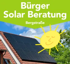 Hausdach mit Solarmodulen unter einem blauen Himmel, darüber ein lachende Sonne und Text 'Bürger Solar Beratung Bergstraße'.