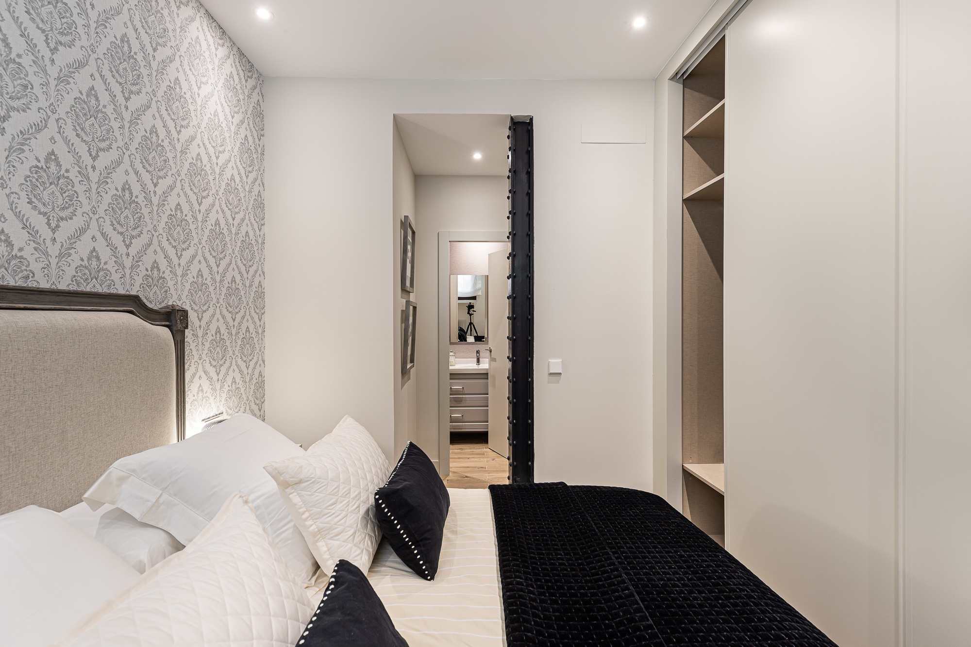 Dormitorio damasco con vestidor, pilar de hierro remachado y acceso al baño