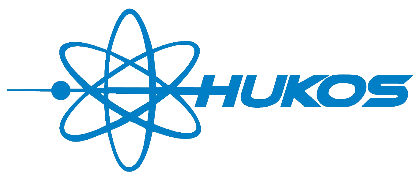 Modré atomové logo doprovázené textem HUKOS.