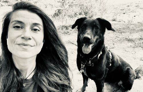 Éducatrice canine travaillant le rappel avec un chien en laisse lors d'une séance individuelle