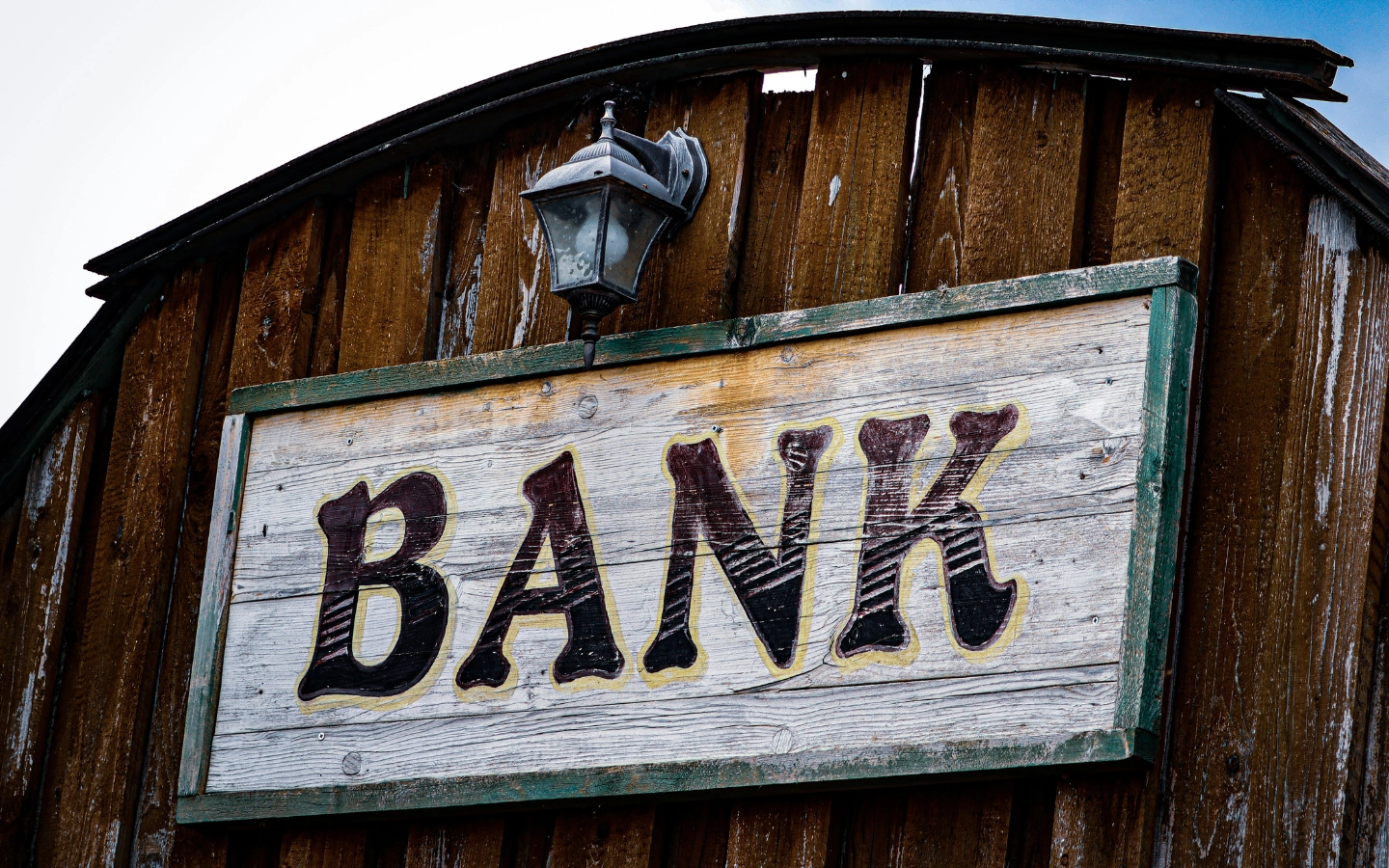 Image of the front of a bank.