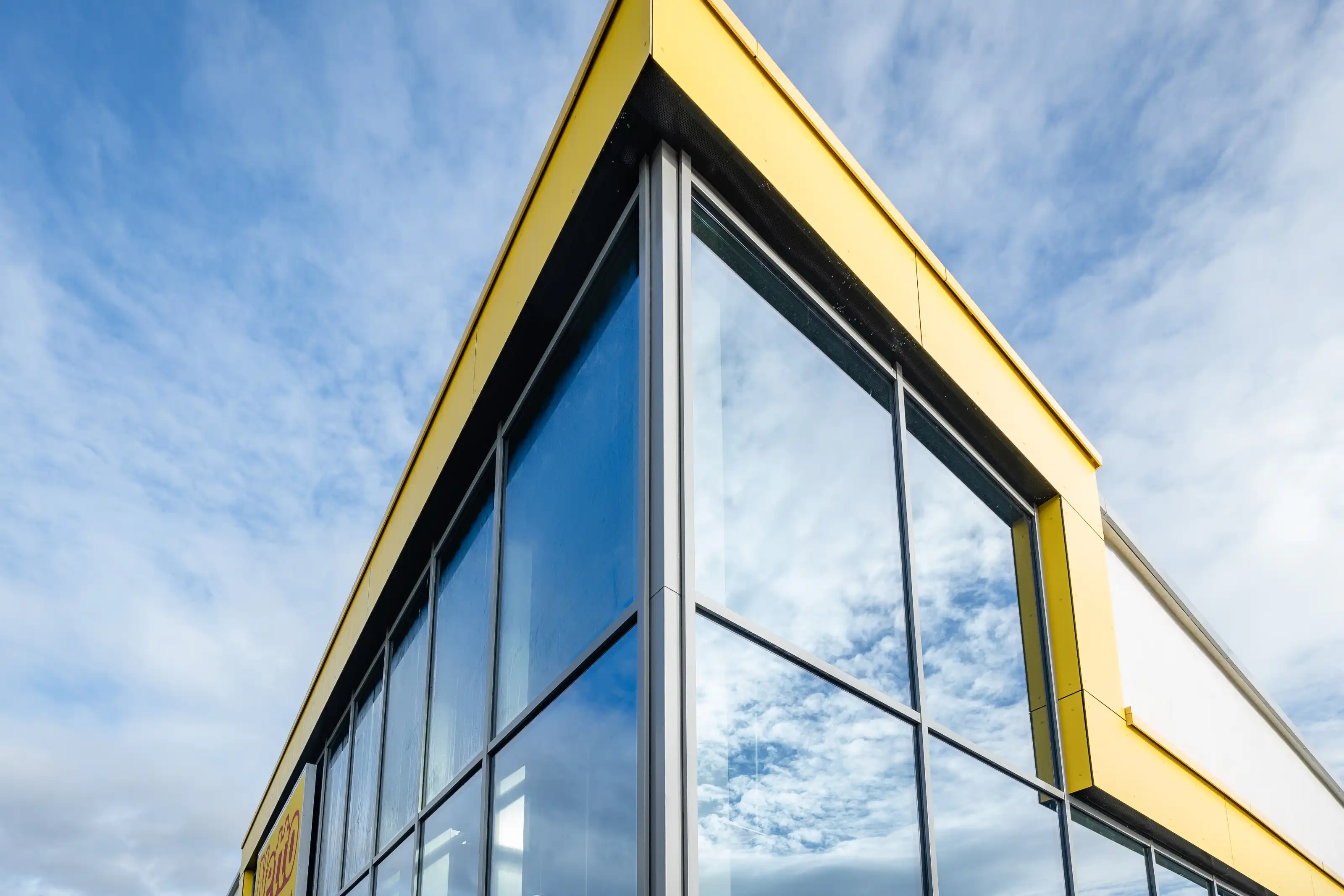 Detail der Glasfassade einer von flowcraft realisierten Handelsimmobilie in Flammersfeld