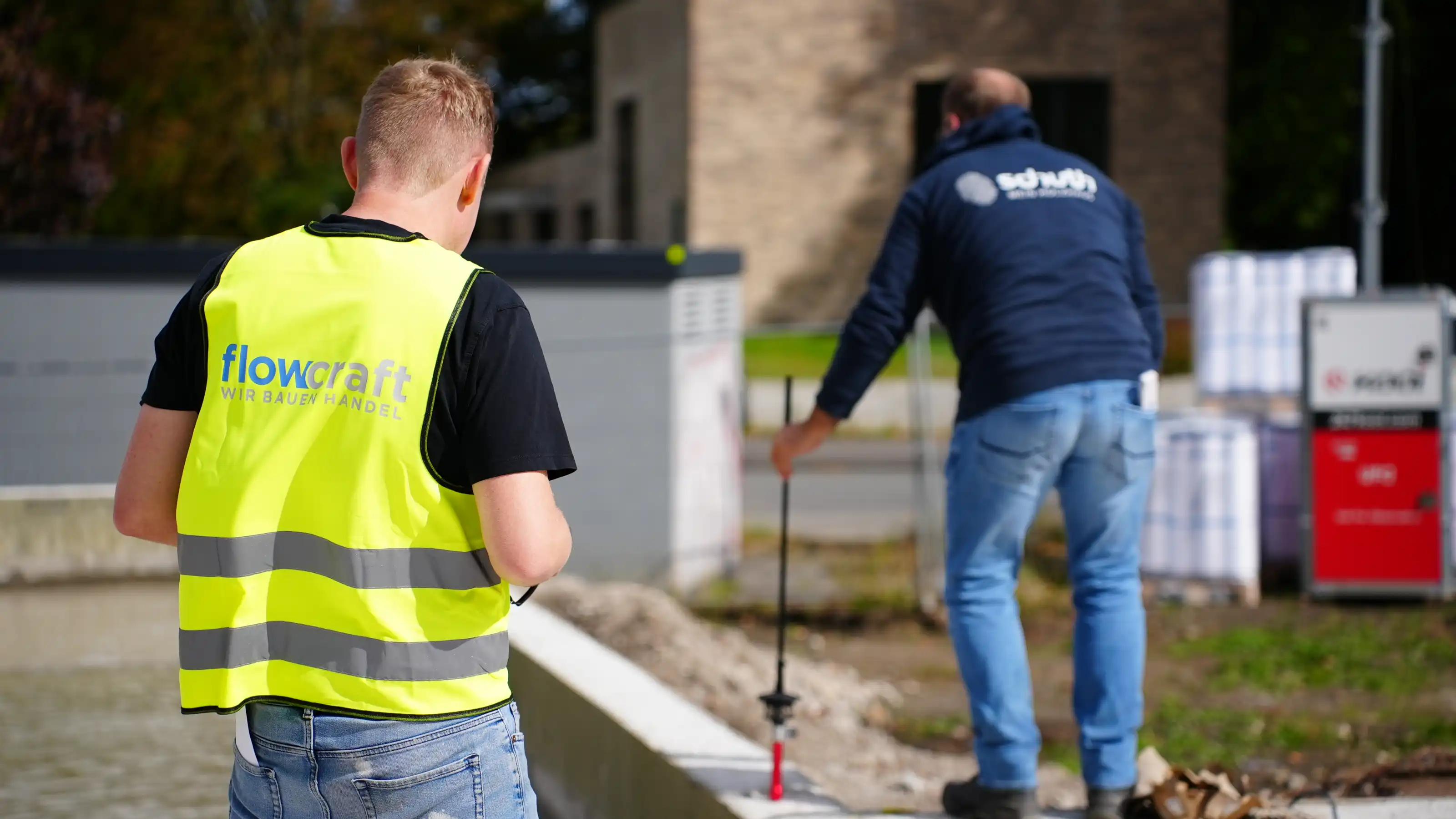 Vermessungsarbeiten auf Baustelle einer Handelsimmobilie – flowcraft smartbuild Bauweise