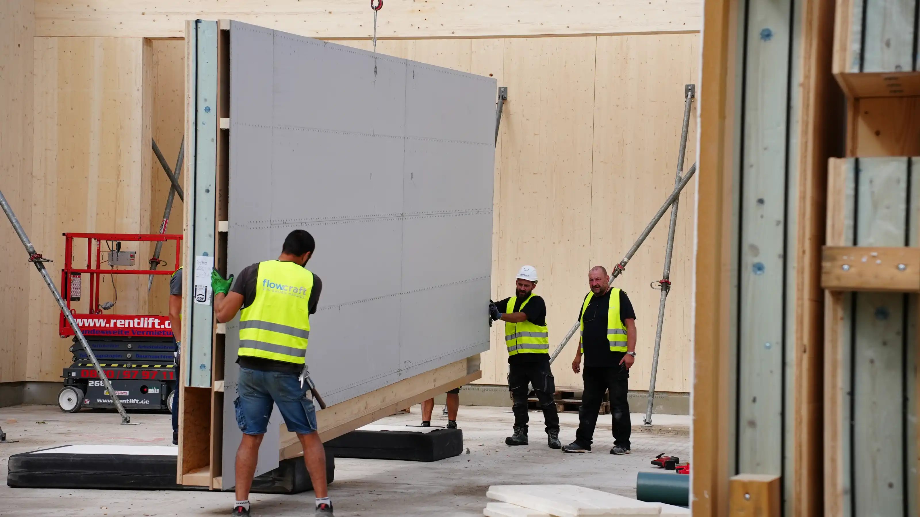 Montage von vorgefertigten Wandmodulen bei Handelsimmobilie in Holzbauweise – Bauprojekt flowcraft smartbuild