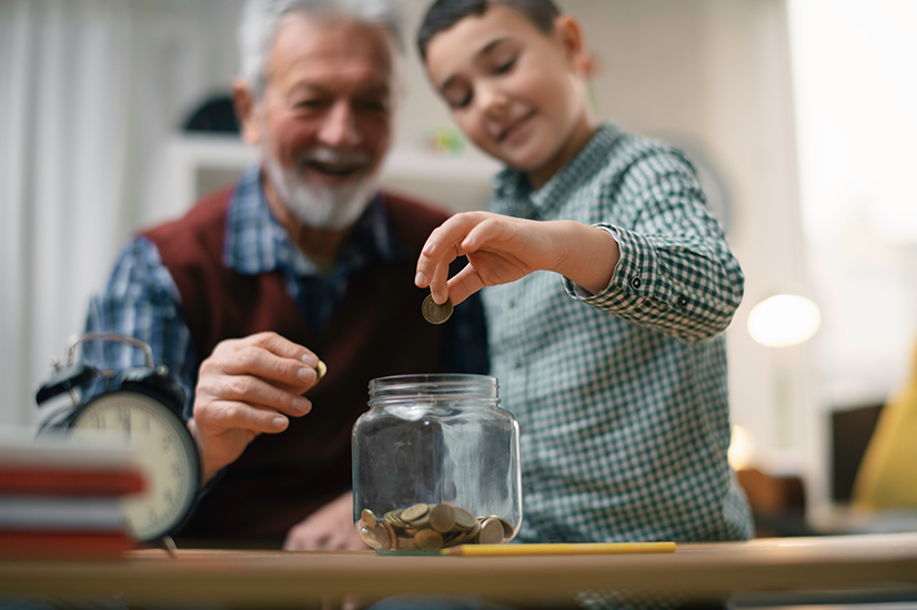 ouder en kind leren met geld omgaan