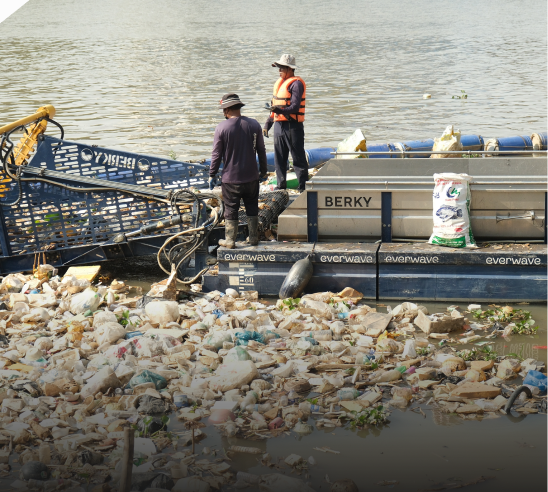 everwave birgt Plastikmüll aus einem Fluss