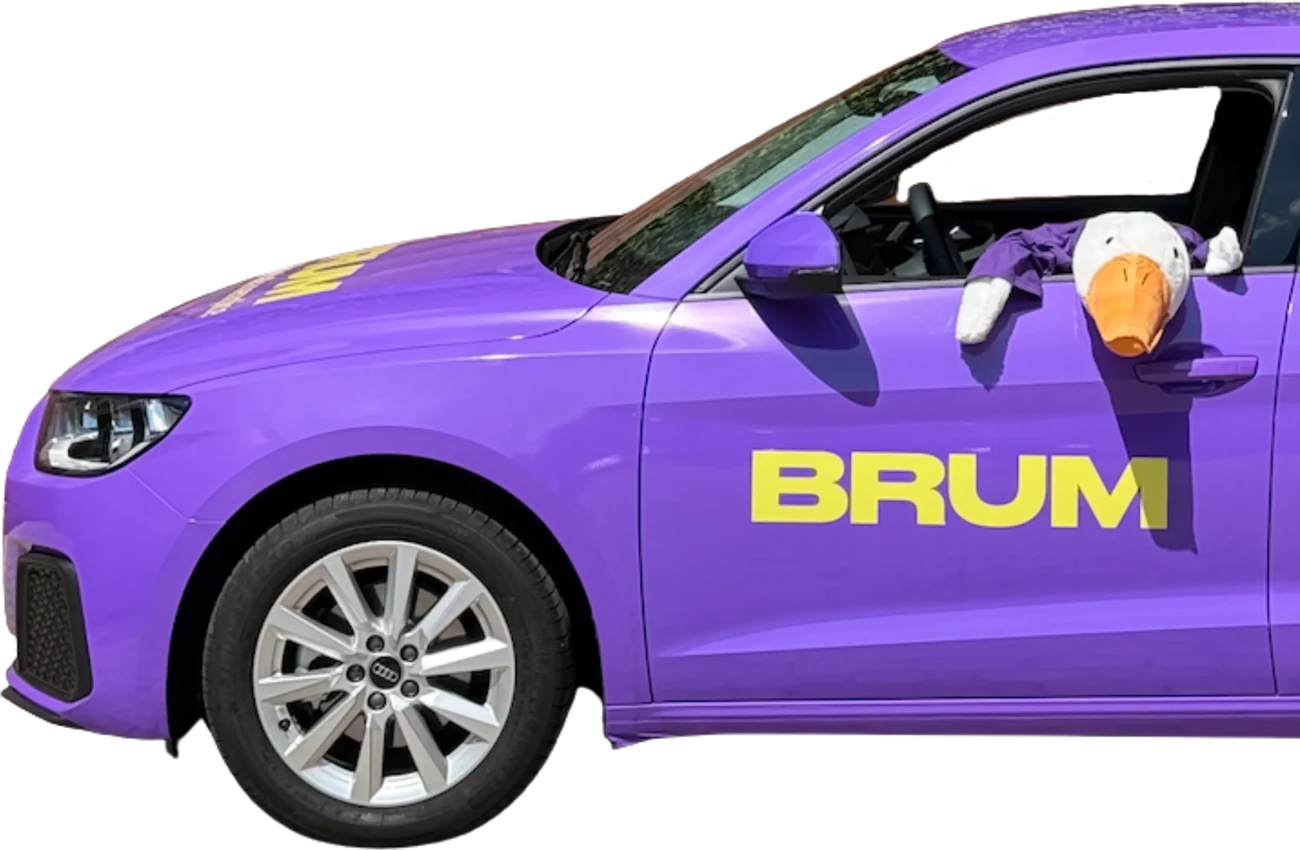 Studente al volante durante una guida con istruttore BRUM