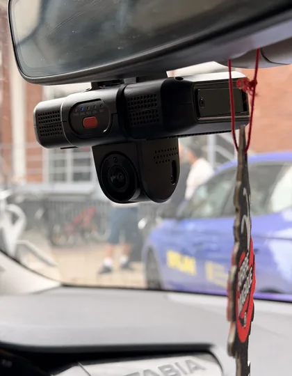 Dettaglio della dashcam installata sul parabrezza di un'auto BRUM