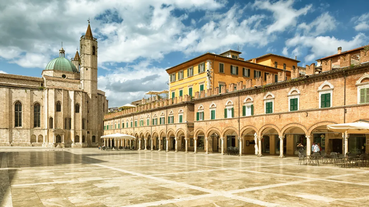 Piazza del Popolo ad Ascoli Piceno con la Chiesa di San Francesco e i portici