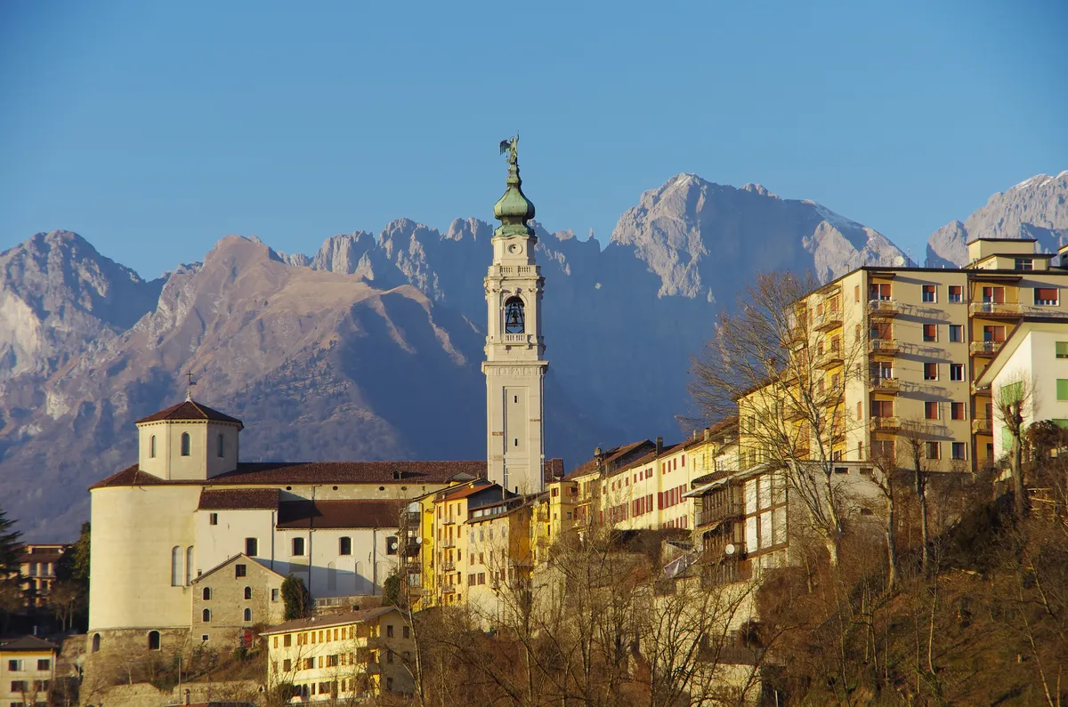 Panorama di Belluno con il campanile e le Dolomiti sullo sfondo