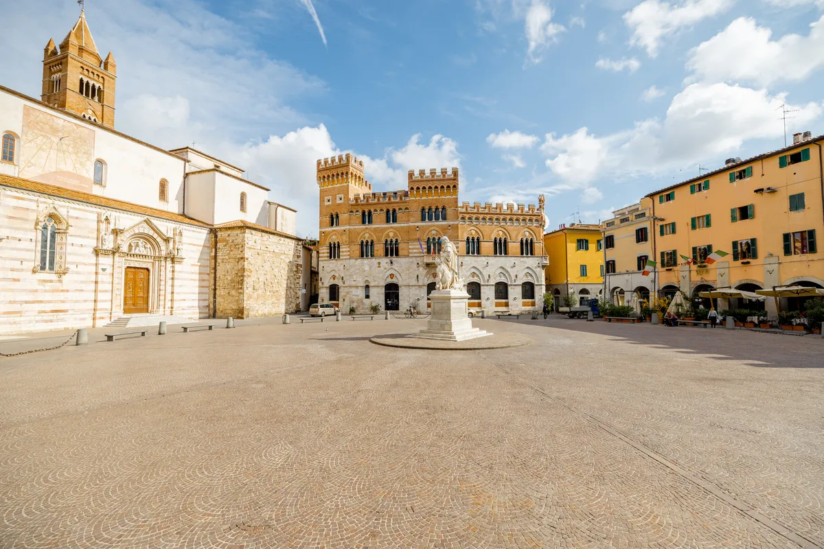 Piazza Dante a Grosseto con il Palazzo della Provincia e la Cattedrale