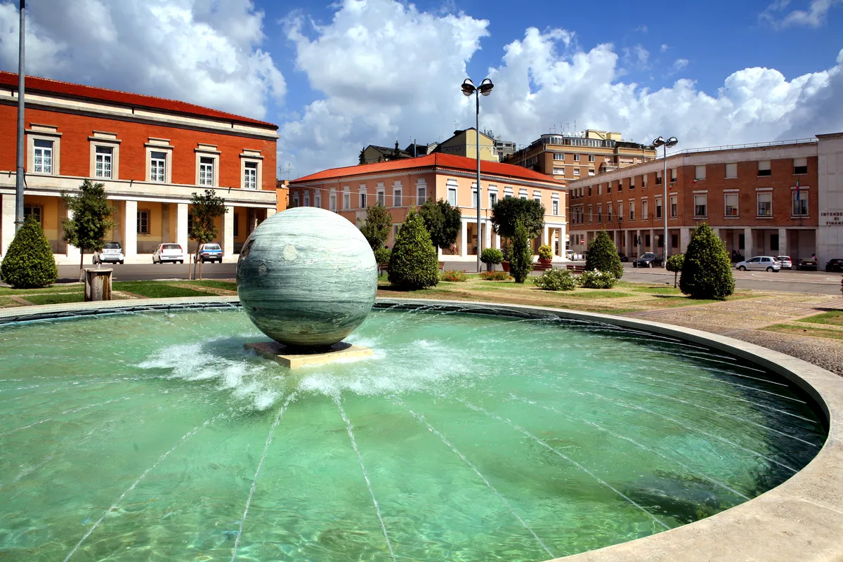 Piazza Cavour a Foggia con la fontana sferica