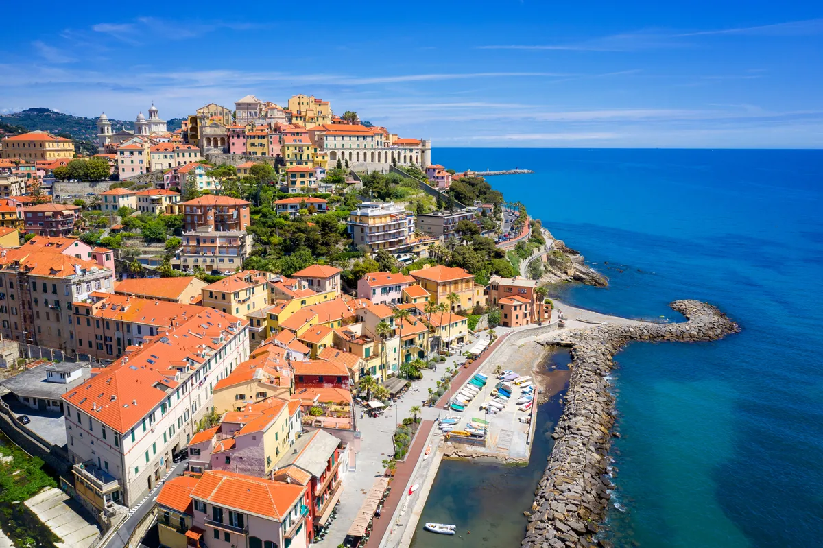 Vista aerea di Imperia sul mare con le case colorate
