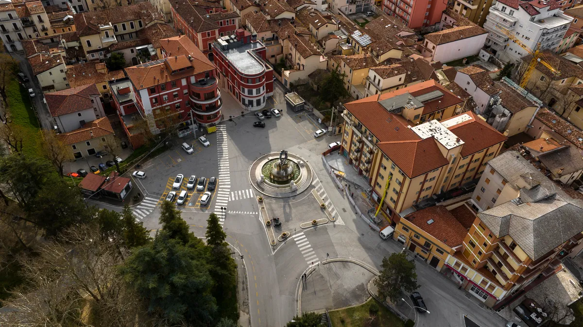 Vista aerea di L'Aquila con la piazza centrale e la fontana