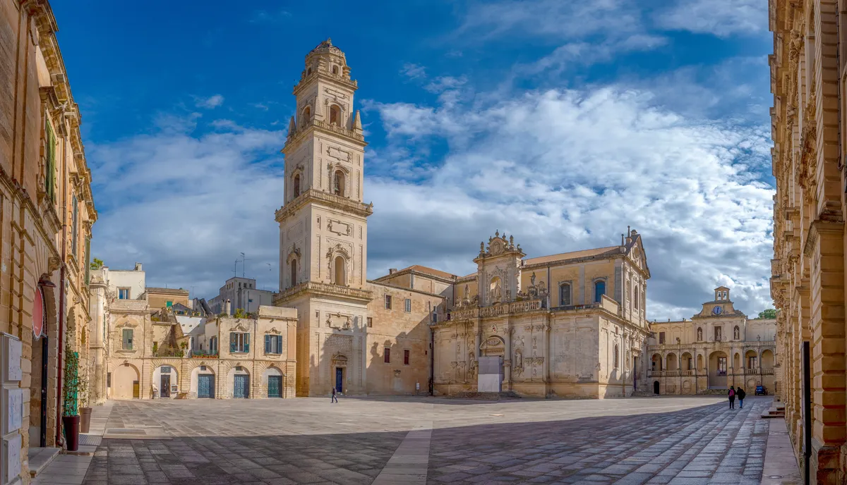 Piazza del Duomo a Lecce con il campanile e l'architettura barocca