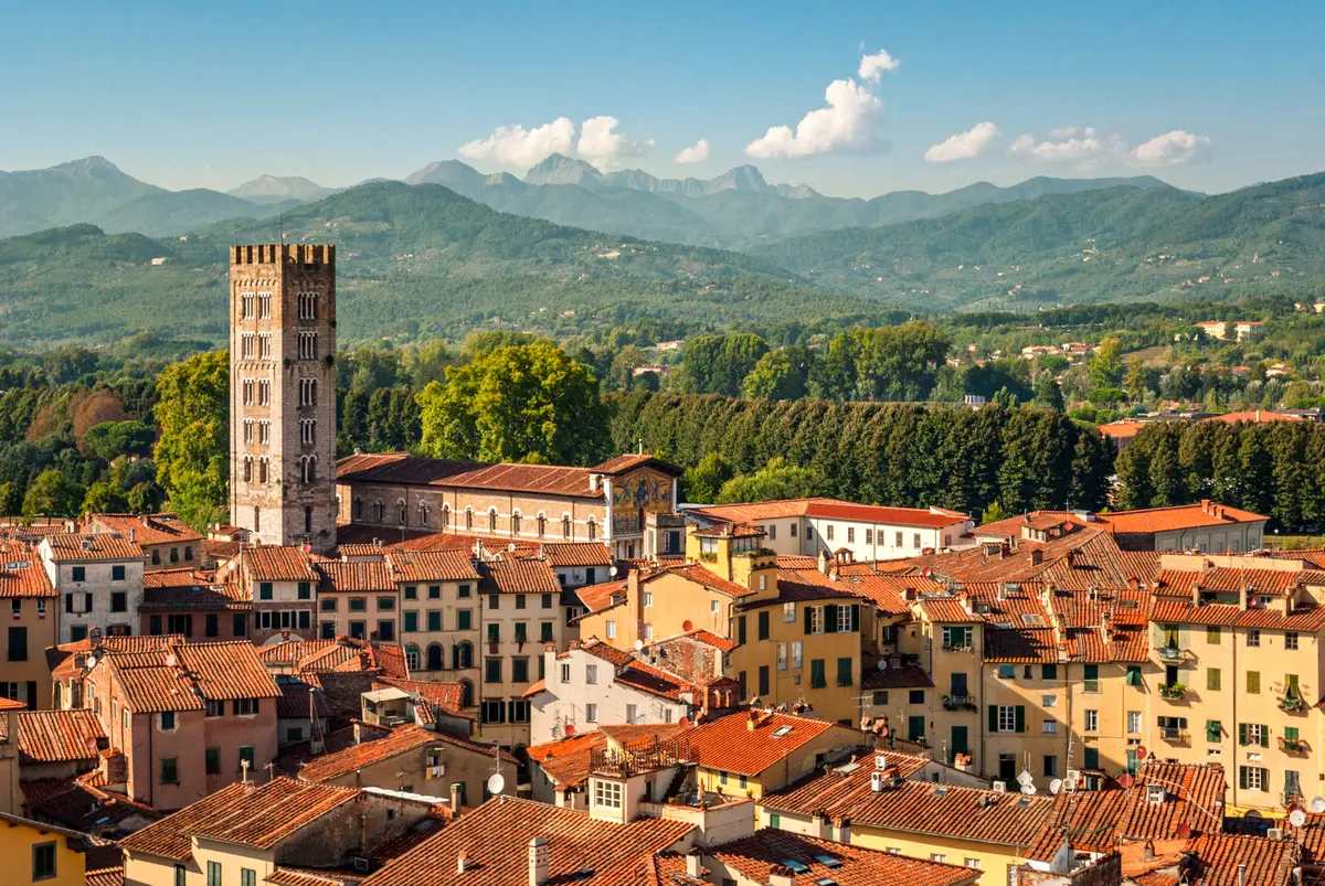Panorama di Lucca con la Torre Guinigi e le montagne sullo sfondo