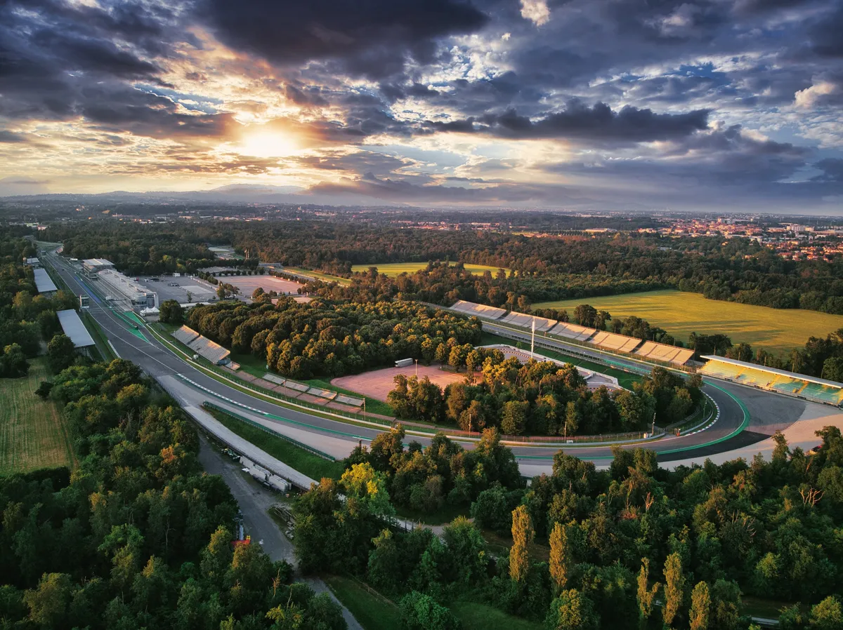 Vista aerea dell'Autodromo Nazionale di Monza al tramonto